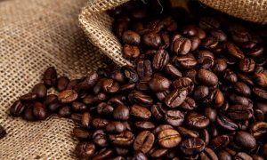 Кофейные зерна в мешке