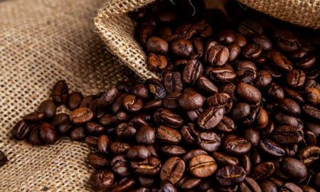 Кофейные зерна в мешке