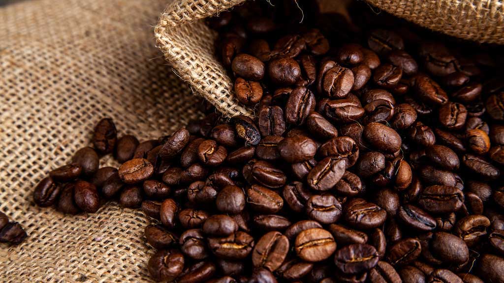 Кофейные зерна в мешке